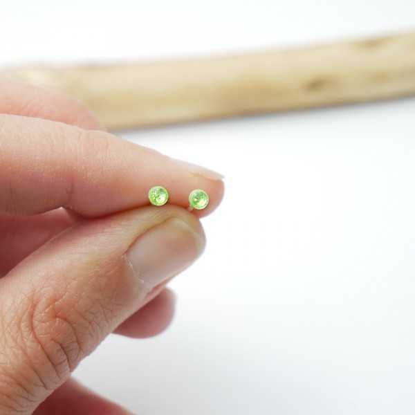 Boucles d'oreilles puces tendances minimalistes en argent 925 et résine vert anis pailleté