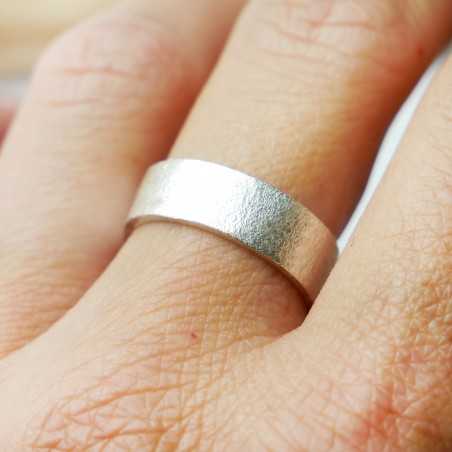 Breiter Sandgestrahlter Ring aus recyceltes 925er Silber für Damen und Herren