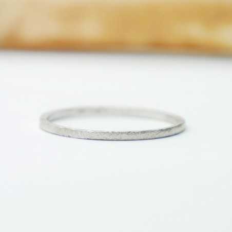 Sandgestrahlter sehr dünner stapelbarer Ring aus recyceltes 925er Silber für Damen und Herren