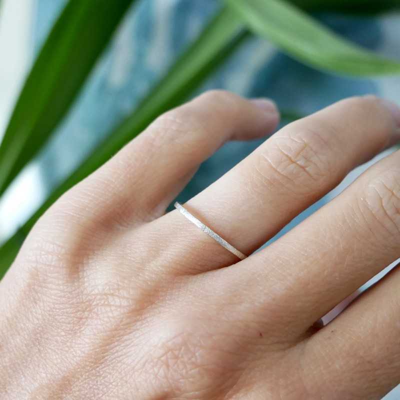 Sandgestrahlter sehr dünner stapelbarer Ring aus recyceltes 925er Silber für Damen und Herren