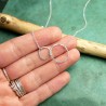 Zwei Ringe Maya-Halskette aus recyceltem und upgecyceltem 925er Silber, kurze Kette mit unregelmäßigem mehrkreisigem Anhänger