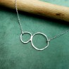 Zwei Ringe Maya-Halskette aus recyceltem und upgecyceltem 925er Silber, kurze Kette mit unregelmäßigem mehrkreisigem Anhänger