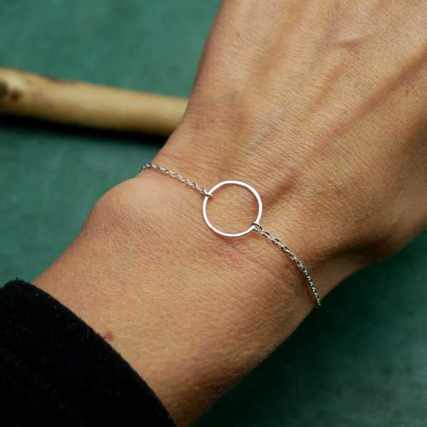 Bracelet rond minimaliste Maya pour femme en argent 925 recyclé et surcyclé ajustable