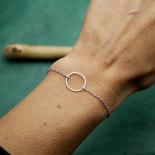 Bracelet rond minimaliste Maya pour femme en argent 925 recyclé et surcyclé ajustable