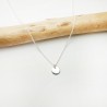 Collier solitaire avec une chaine fine et une petite pastille minimaliste