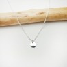 Collier solitaire avec une chaine fine et une petite pastille minimaliste made in France