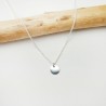 Collier solitaire avec une chaine fine et une petite pastille minimaliste made in France