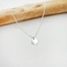 Collier solitaire avec une chaine fine et une petite pastille minimaliste made in France