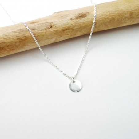 Solitaire necklace with a thin chain and a small minimalist disc