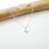 Collier solitaire avec une chaine fine et une petite pastille minimaliste made in France