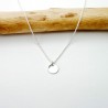 Collier solitaire avec une chaine fine et une petite pastille minimaliste made in France