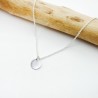 Collier solitaire avec une chaine fine et une petite pastille minimaliste made in France