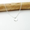 Collier solitaire avec une chaine fine et une petite pastille minimaliste made in France
