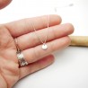 Collier solitaire avec une chaine fine et une petite pastille minim...