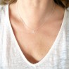 Collier solitaire avec une chaine fine et une petite pastille minimaliste made in France