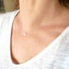 Collier solitaire avec une chaine fine et une petite pastille minimaliste made in France