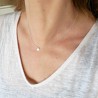 Collier solitaire avec une chaine fine et une petite pastille minimaliste made in France