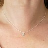 Collier solitaire avec une chaine fine et une petite pastille minimaliste made in France