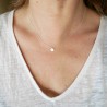 Collier solitaire avec une chaine fine et une petite pastille minimaliste made in France