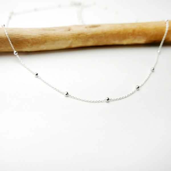 Kurze dünne Chokerkette aus minimalistischem recyceltem 925er Silber mit kleinen abwechselnden Perlen