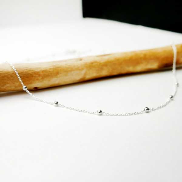 Short thin choker chain in minimalist recycled 925 silver with small alternating beads