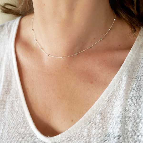 Kurze dünne Chokerkette aus minimalistischem recyceltem 925er Silber mit kleinen abwechselnden Perlen