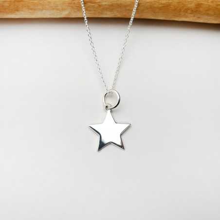 Petit pendentif étoile sur chaine fine ras de cou en argent 925 recyclé minimaliste