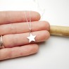 Petit pendentif étoile sur chaine fine ras de cou en argent 925 recyclé minimaliste