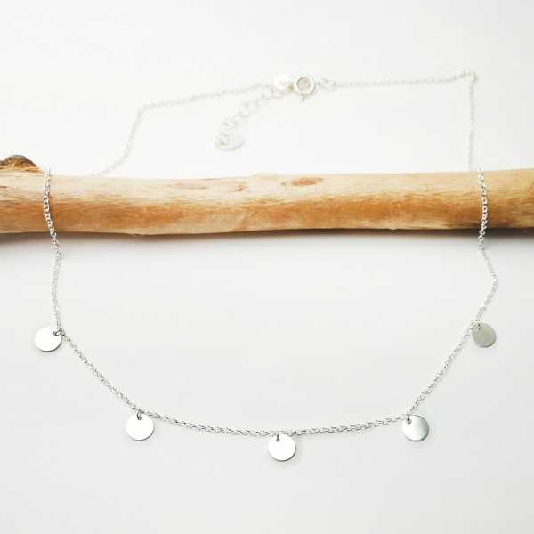 Halskette mit 5 runden dünnen Choker-Anhängern aus minimalistischem recyceltem 925er Silber mit verstellbarer Kette