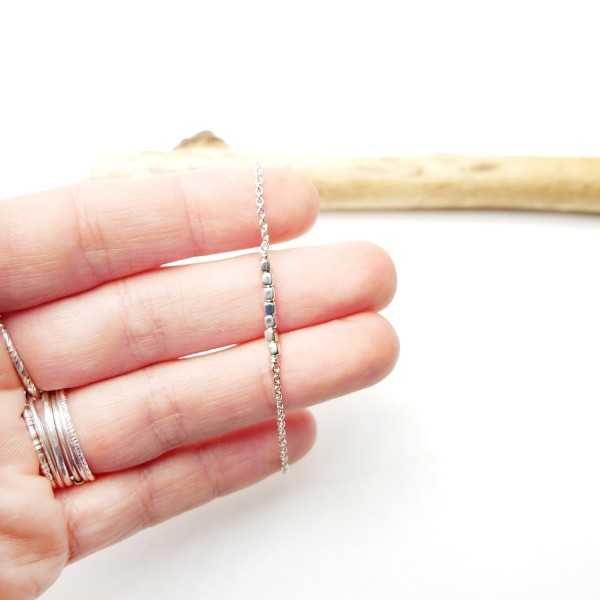 Minimalistisches dünnes Armband aus recyceltem 925er Silber mit Kette und quadratischen Perlen
