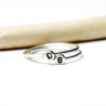 Bague lettre poinçonnée minimaliste en argent 925 recyclé