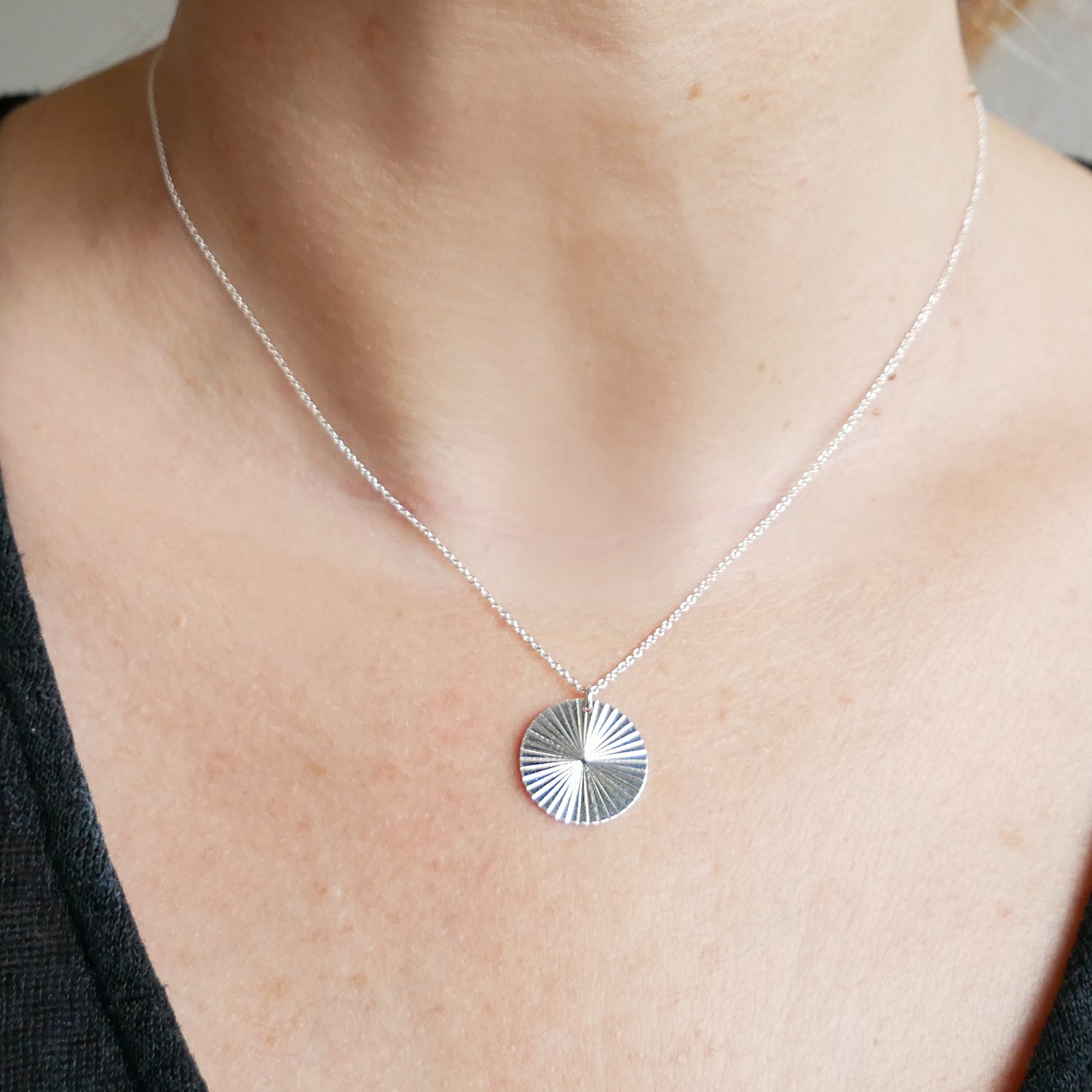 Collier soleil: Un bijou lumineux et symbolique