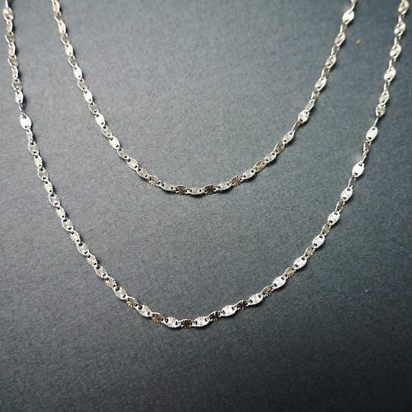 Lange minimalistische Halskette mit Sonnenmotiv-Pastillen aus recyceltem 925er Silber