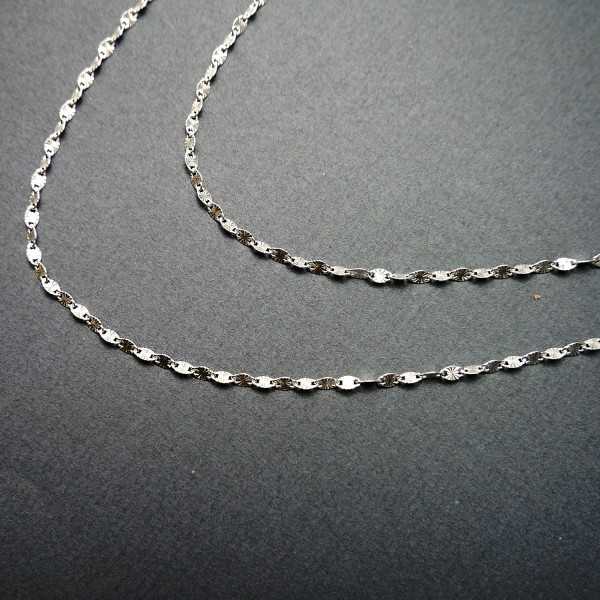 Lange minimalistische Halskette mit Sonnenmotiv-Pastillen aus recyceltem 925er Silber