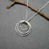 Halskette mit mehreren Kreisen aus recyceltem und upgecyceltem 925er Silber der Kollektion Maya