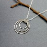 Halskette mit mehreren Kreisen aus recyceltem und upgecyceltem 925er Silber der Kollektion Maya