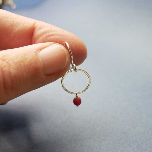 Minimalistische runde Ohrhänger mit einer kleinen roten Glasperle aus upgecyceltem und recyceltem 925er Silber ♻ für Damen.
