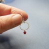Petites boucles d'oreilles pendantes rondes avec perle rouge Maya en argent 925 recyclé et upcyclé
