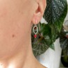 Petites boucles d'oreilles pendantes rondes avec perle rouge Maya en argent 925 recyclé et upcyclé
