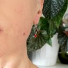 Petites boucles d'oreilles pendantes rondes avec perle rouge Maya en argent 925 recyclé et upcyclé