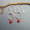Petites boucles d'oreilles pendantes rondes avec perle rouge Maya en argent 925 recyclé et upcyclé