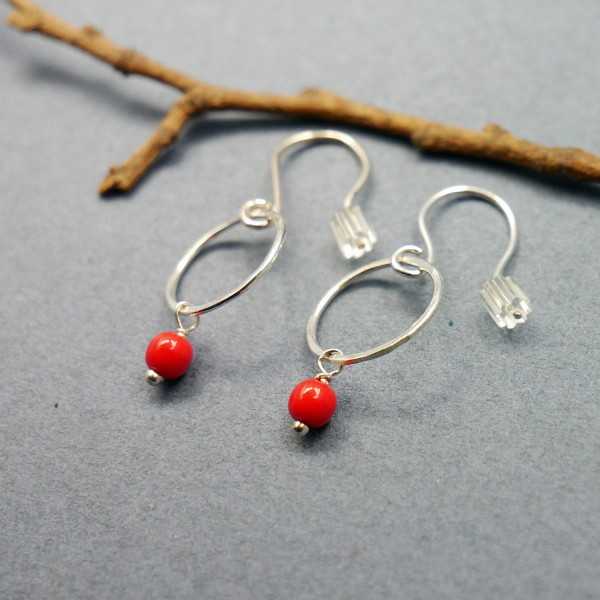 Minimalistische runde Ohrhänger mit einer kleinen roten Glasperle aus upgecyceltem und recyceltem 925er Silber ♻ für Damen.