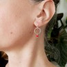 Petites boucles d'oreilles pendantes rondes avec perle rouge Maya en argent 925 recyclé et upcyclé