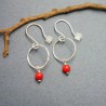 Petites boucles d'oreilles pendantes rondes avec perle rouge Maya en argent 925 recyclé et upcyclé