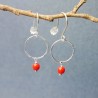 Petites boucles d'oreilles pendantes rondes avec perle rouge Maya en argent 925 recyclé et upcyclé