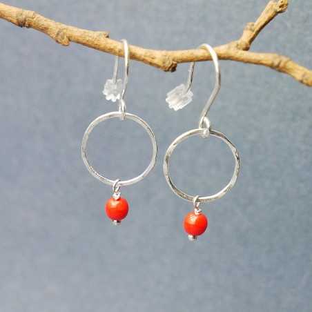 Petites boucles d'oreilles pendantes rondes avec perle rouge Maya en argent 925 recyclé et upcyclé
