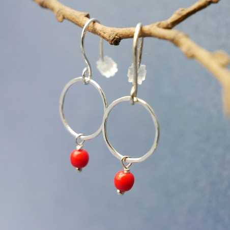 Petites boucles d'oreilles pendantes rondes avec perle rouge Maya en argent 925 recyclé et upcyclé