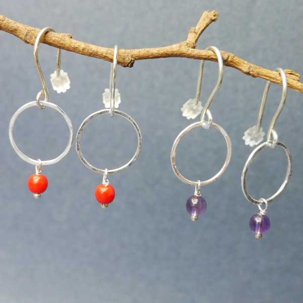 Minimalist round dangling earrings with a small amethyst bead in upcycled and recycled 925 silver ♻ for women.