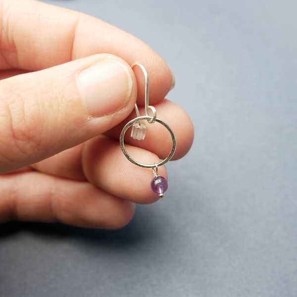 Minimalistische runde Ohrhänger mit einer kleinen Amethystperle aus upgecyceltem und recyceltem 925er Silber ♻ für Damen