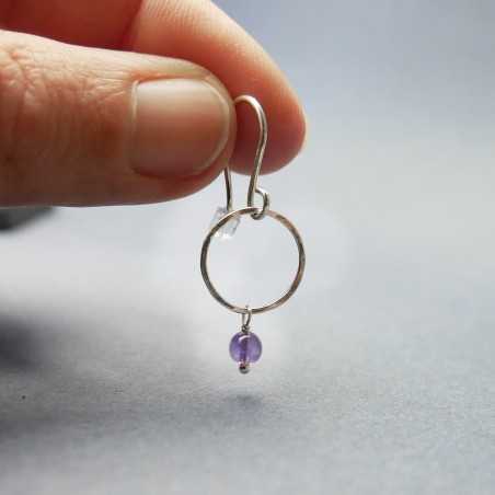 Minimalist round dangling earrings with a small amethyst bead in upcycled and recycled 925 silver ♻ for women.